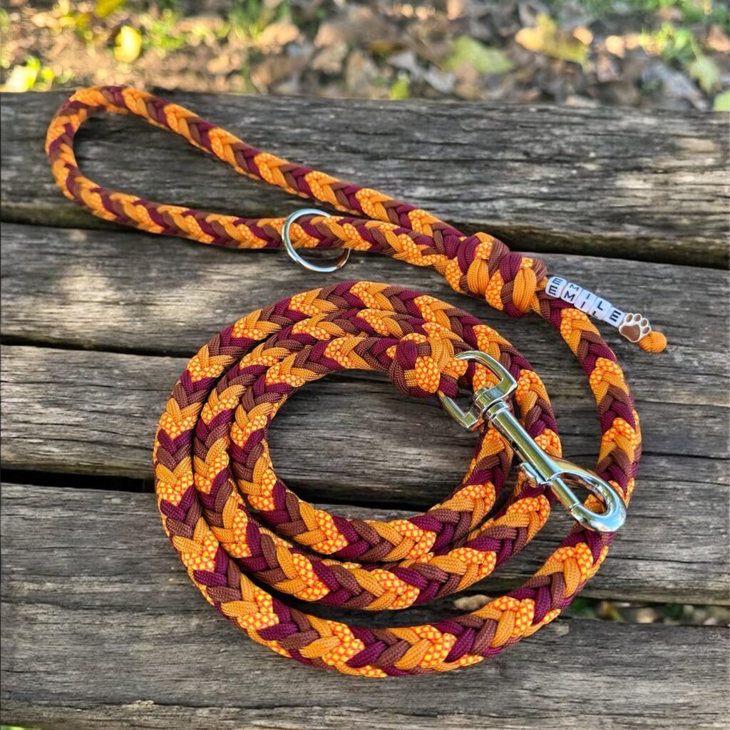 Paracord leash with paw charm and name bead detail