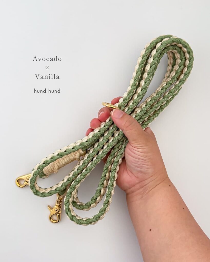 Herringbone paracord dog leash pattern in avocado and vanilla