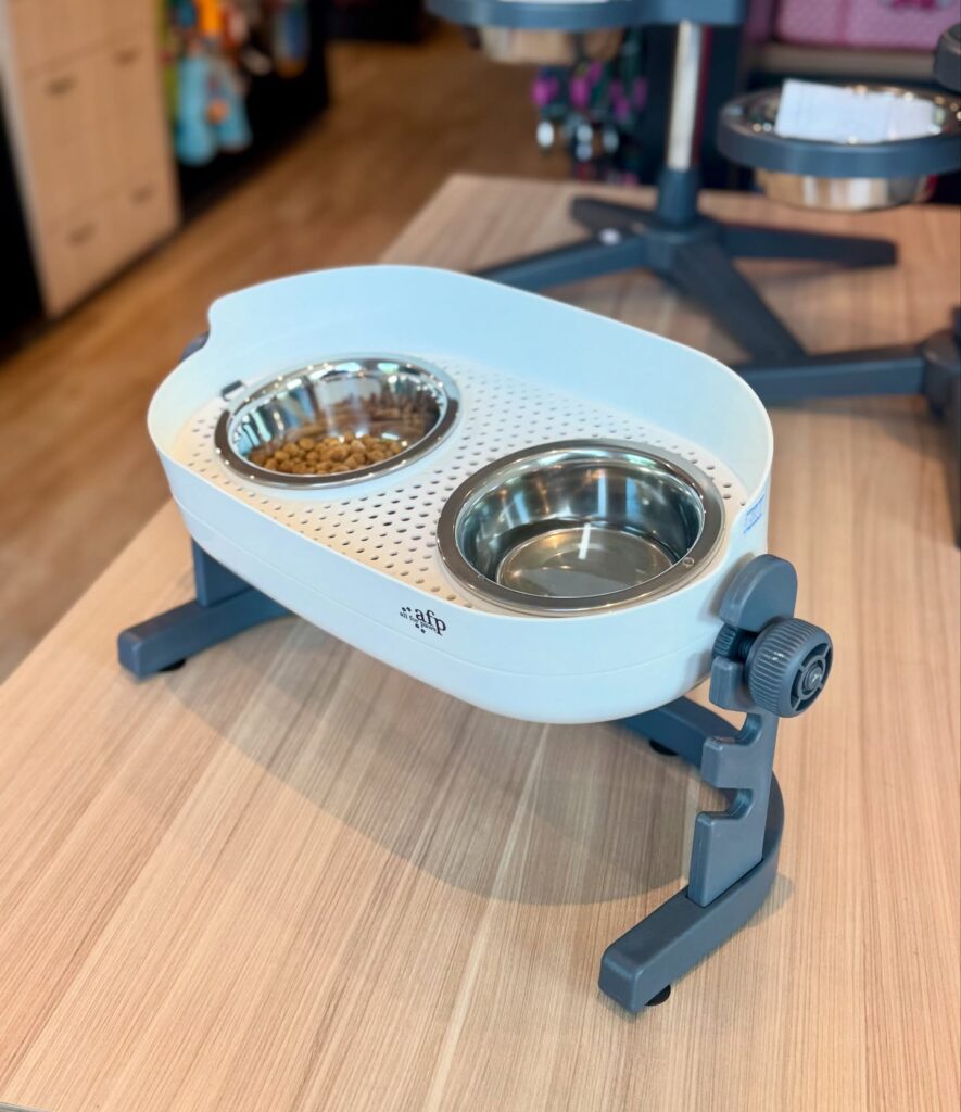 Adjustable height dog feeding stand for joint support