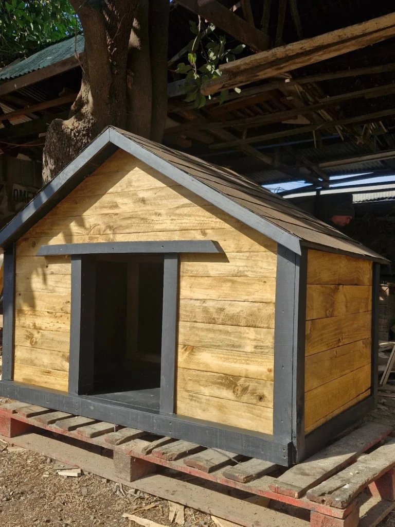 elevated compact pallet dog cabin