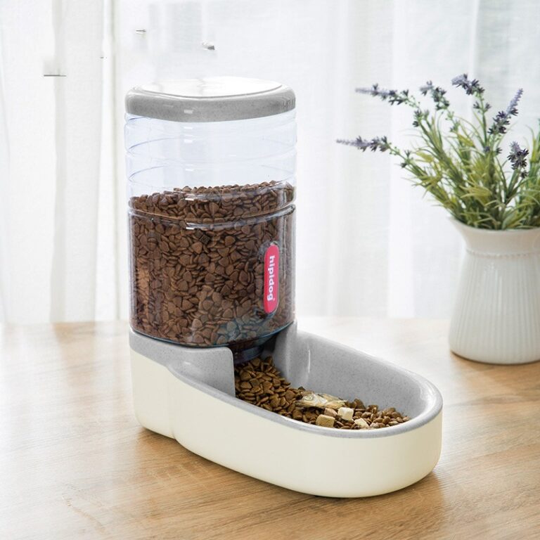 Simple gravity tabletop dog feeder without electricity