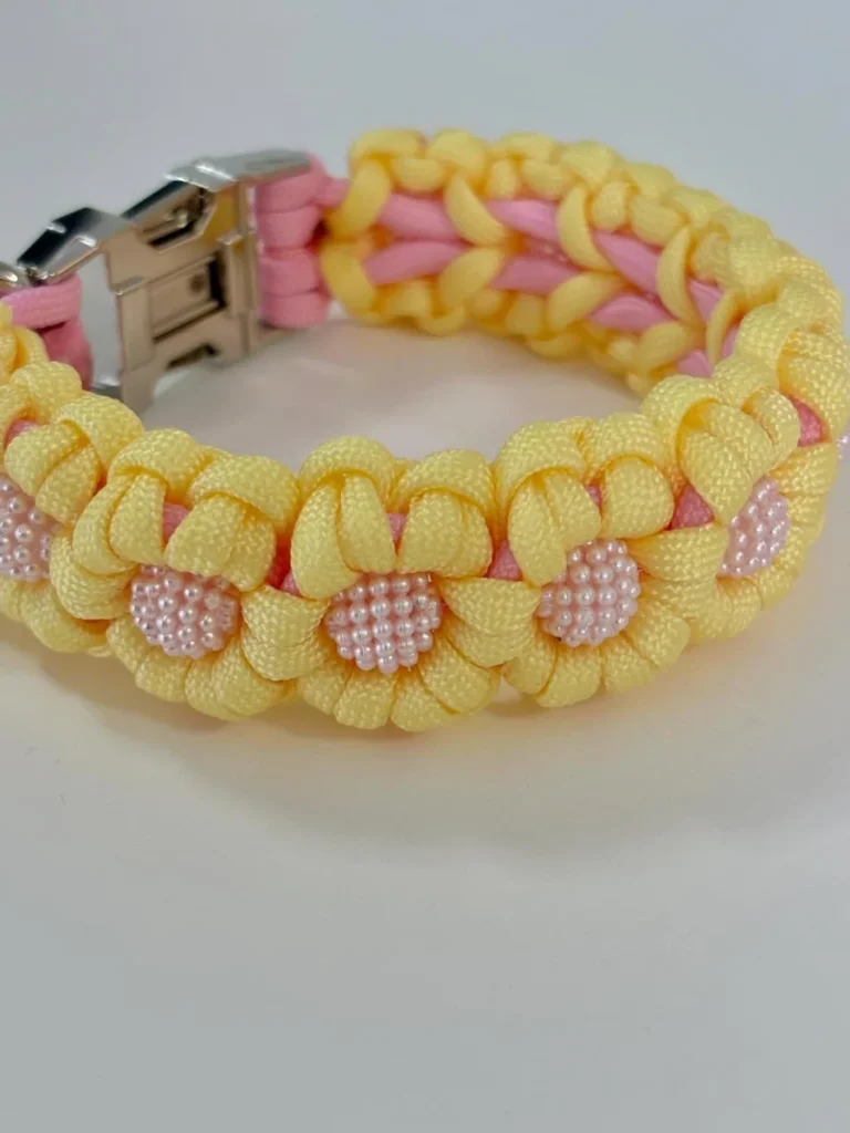 Close up of a paracord daisy pattern flower dog collar